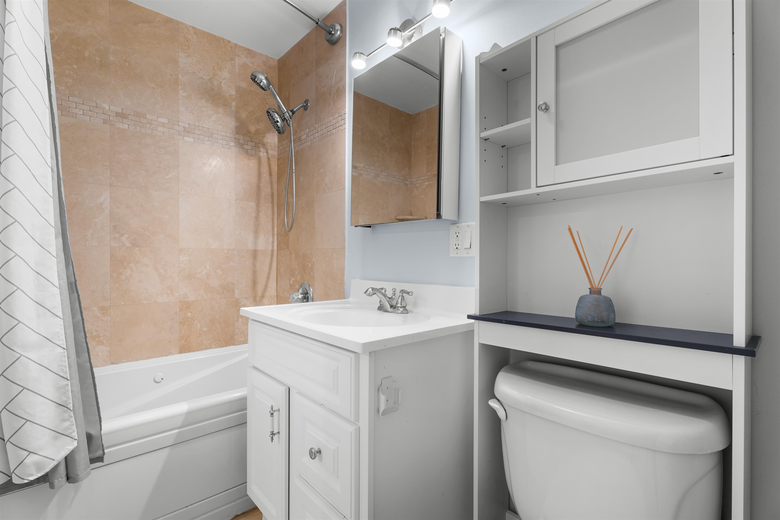 95 WEBSTER AVE Unit: APT 3F