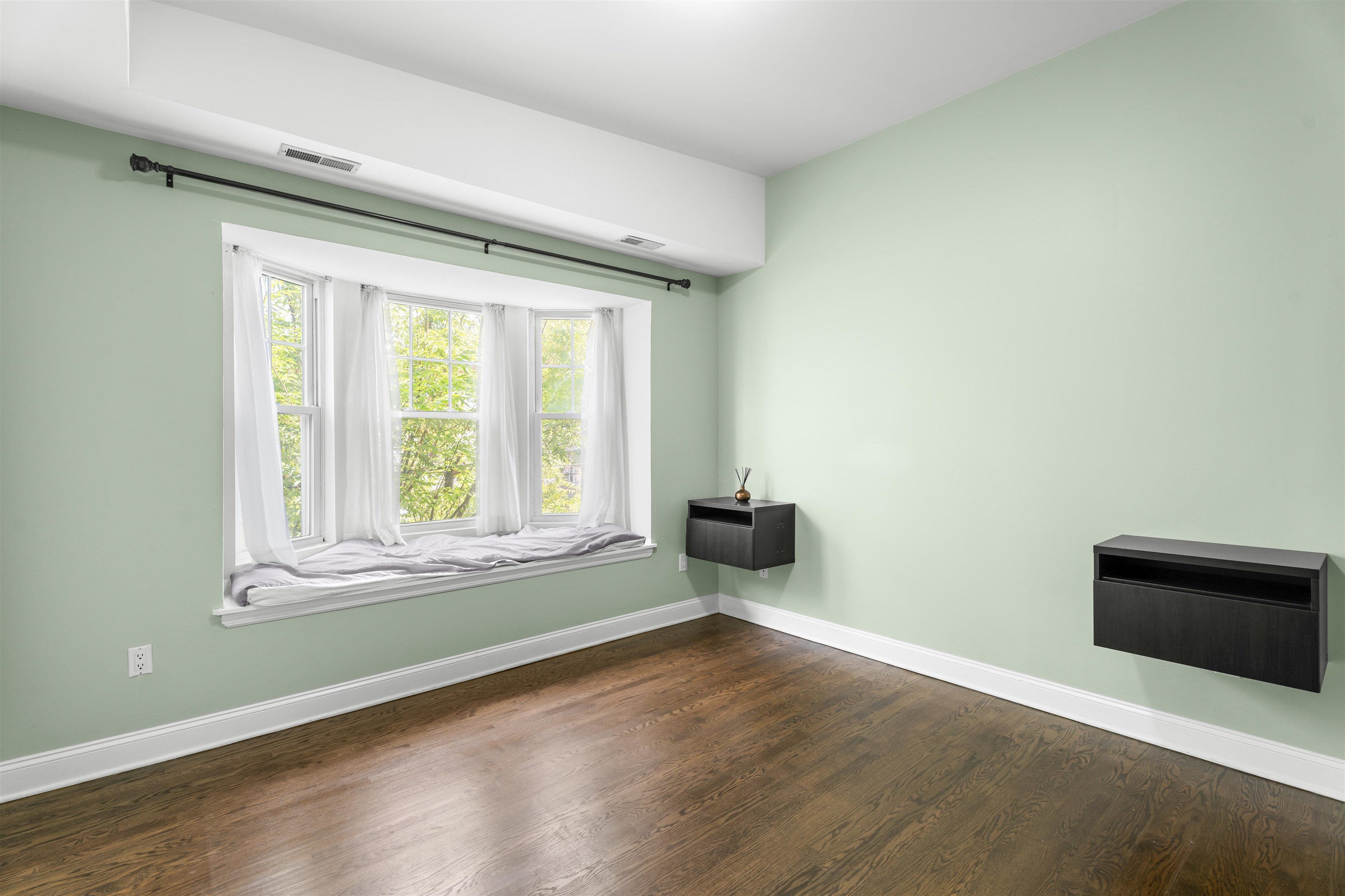 95 WEBSTER AVE Unit: APT 3F