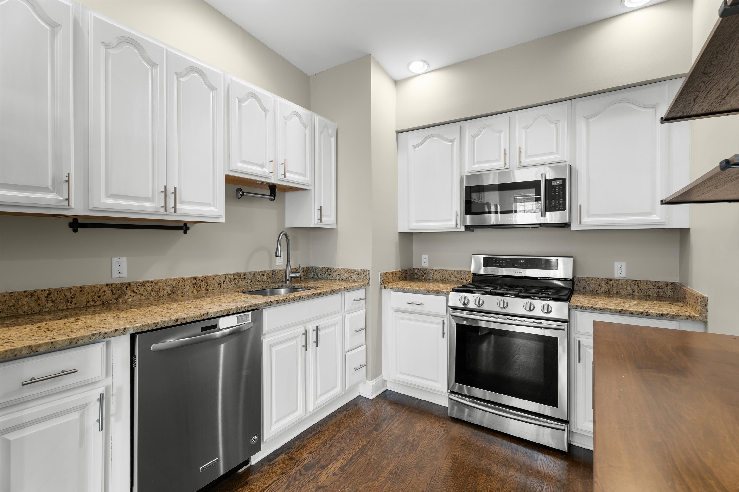 95 WEBSTER AVE Unit: APT 3F