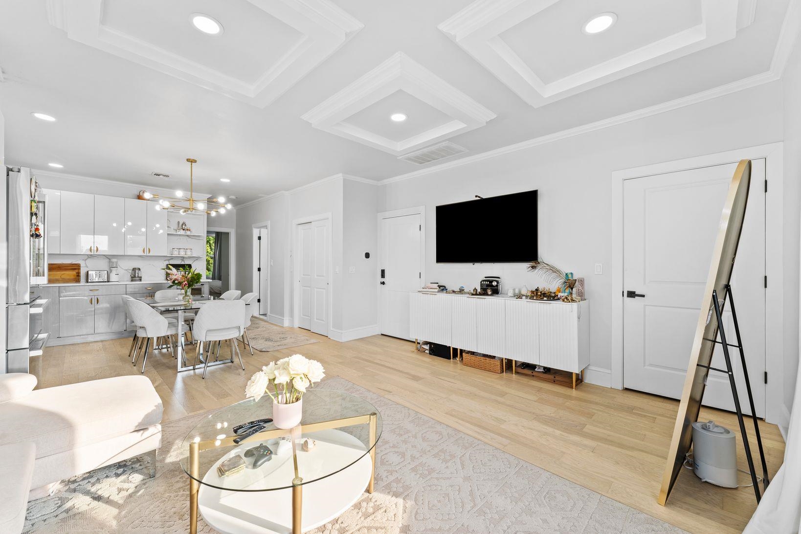 16 ROMAINE AVE