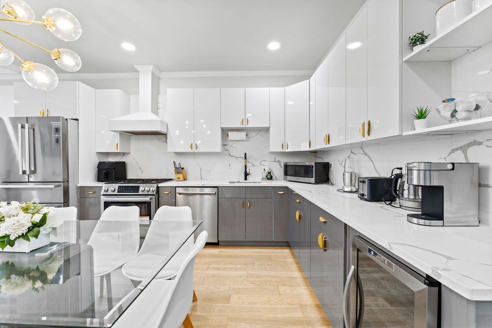 16 ROMAINE AVE