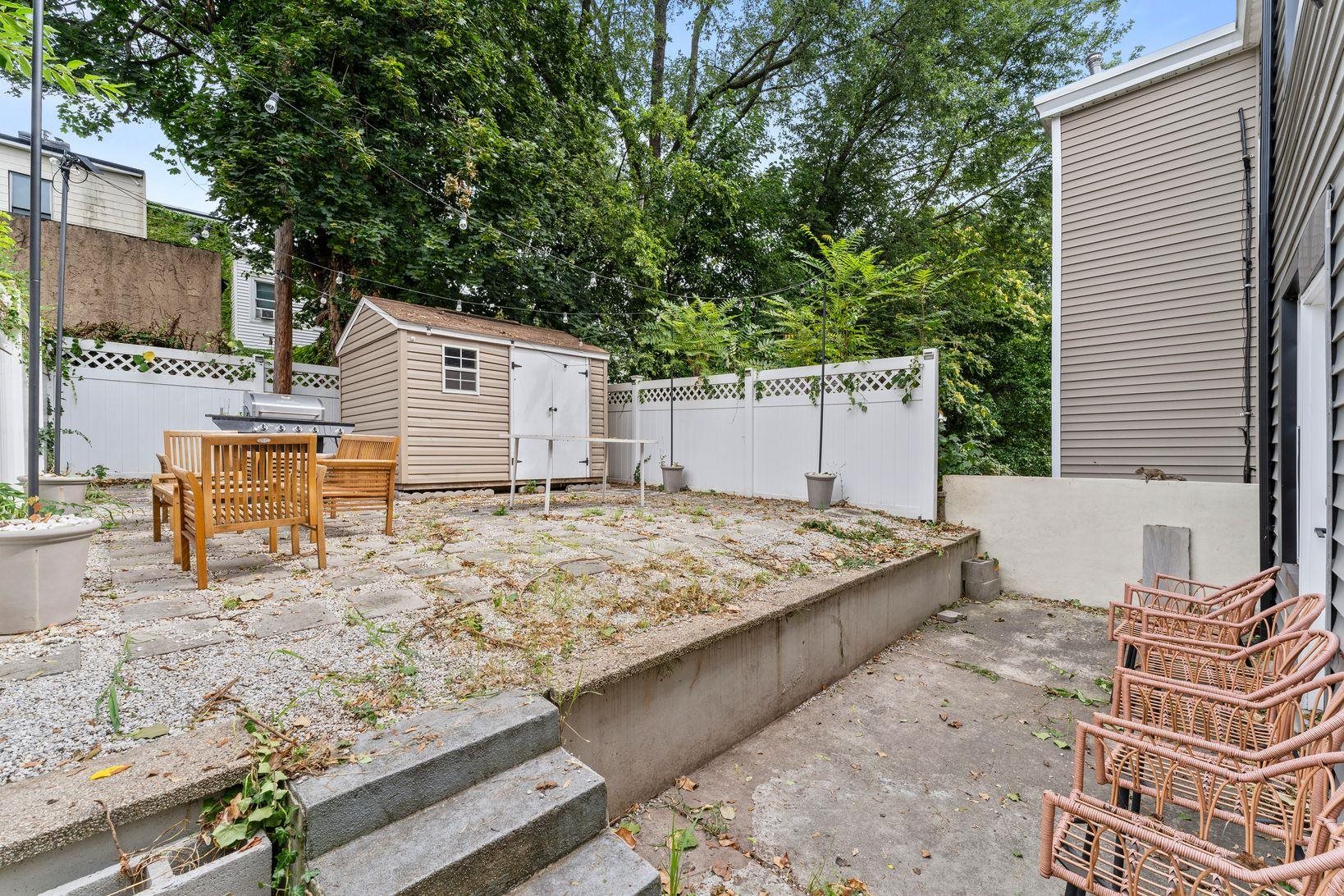 16 ROMAINE AVE