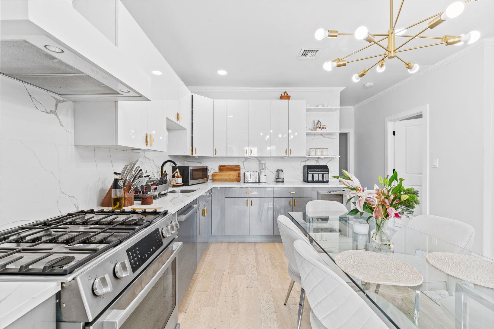 16 ROMAINE AVE