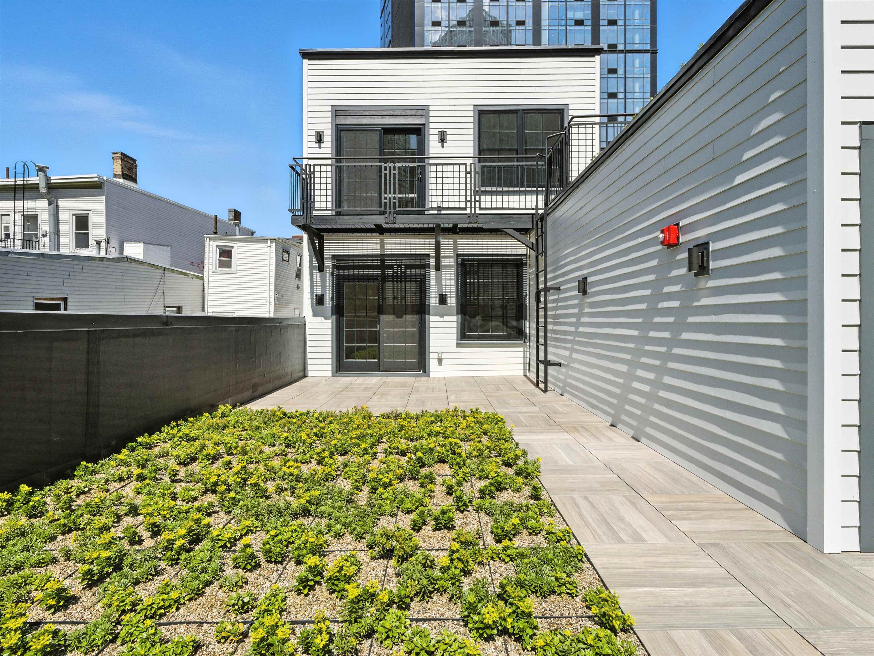 633 NEWARK AVE Unit: 201