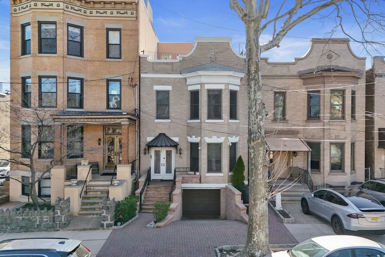 438 GREGORY AVE