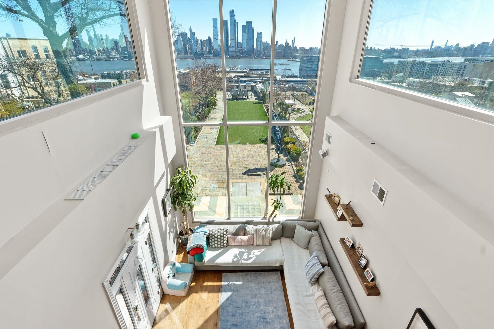 438 GREGORY AVE
