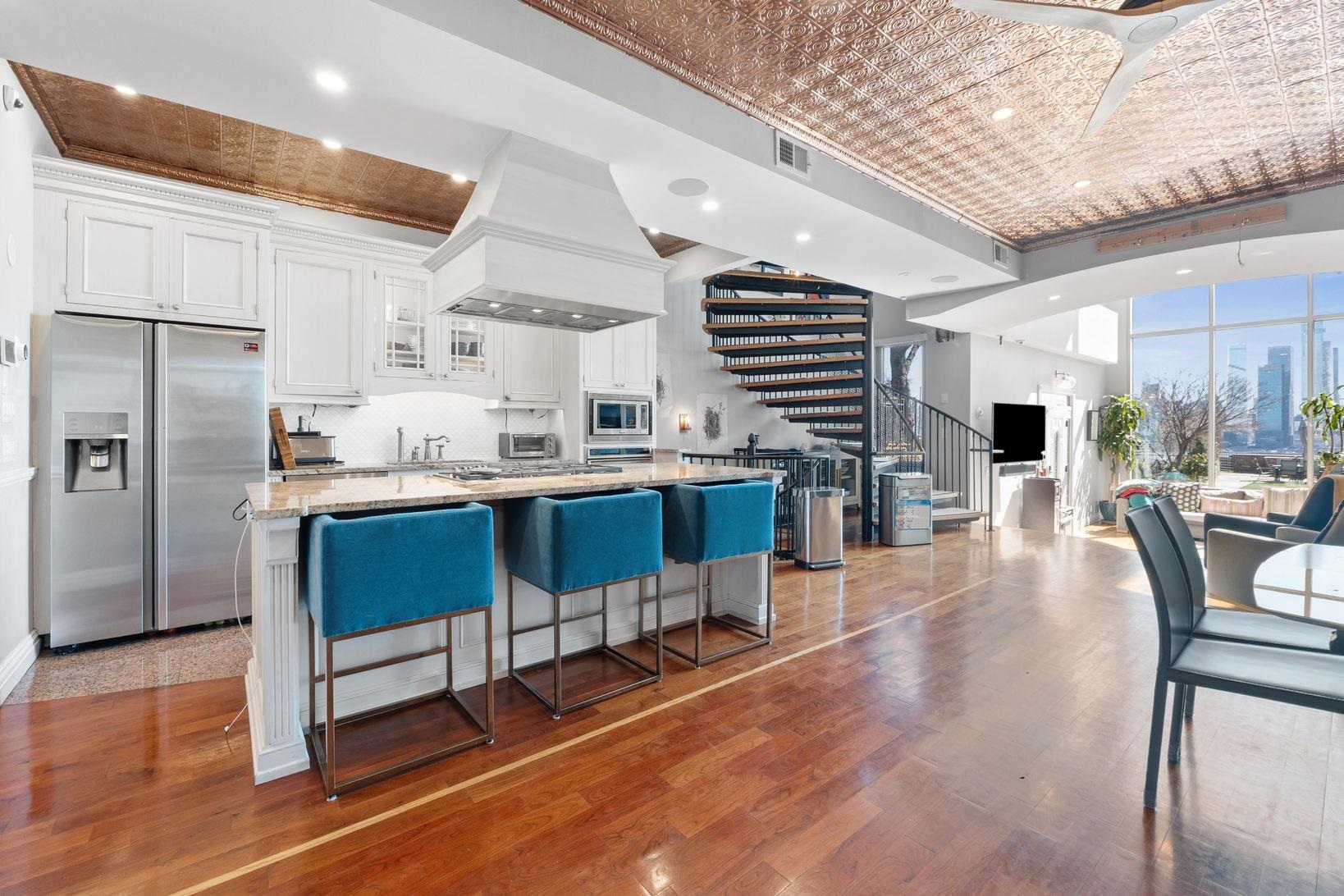 438 GREGORY AVE