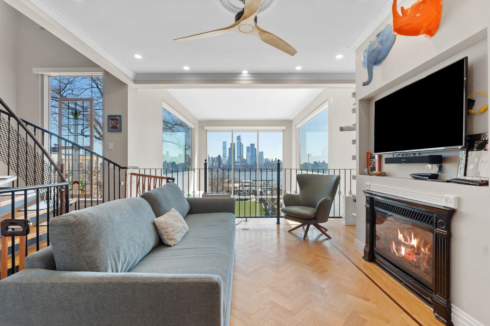 438 GREGORY AVE