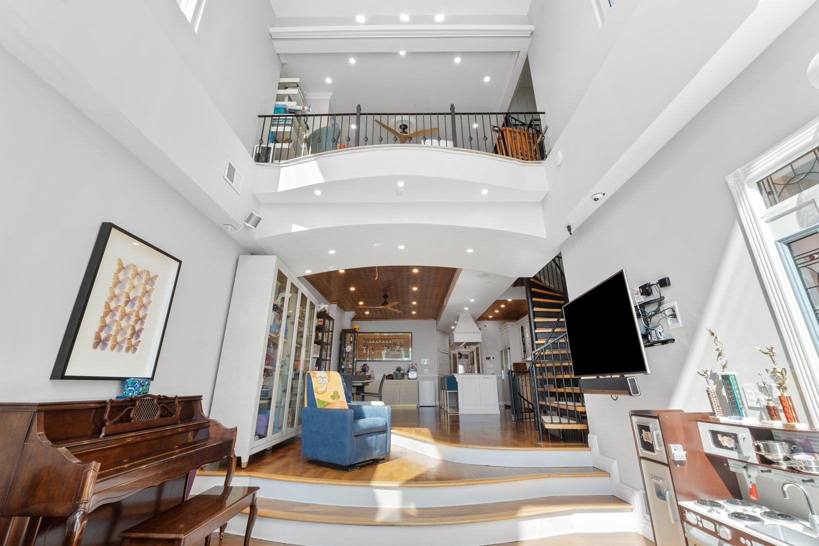 438 GREGORY AVE