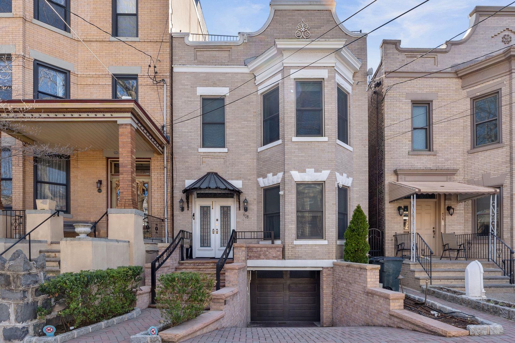 438 GREGORY AVE