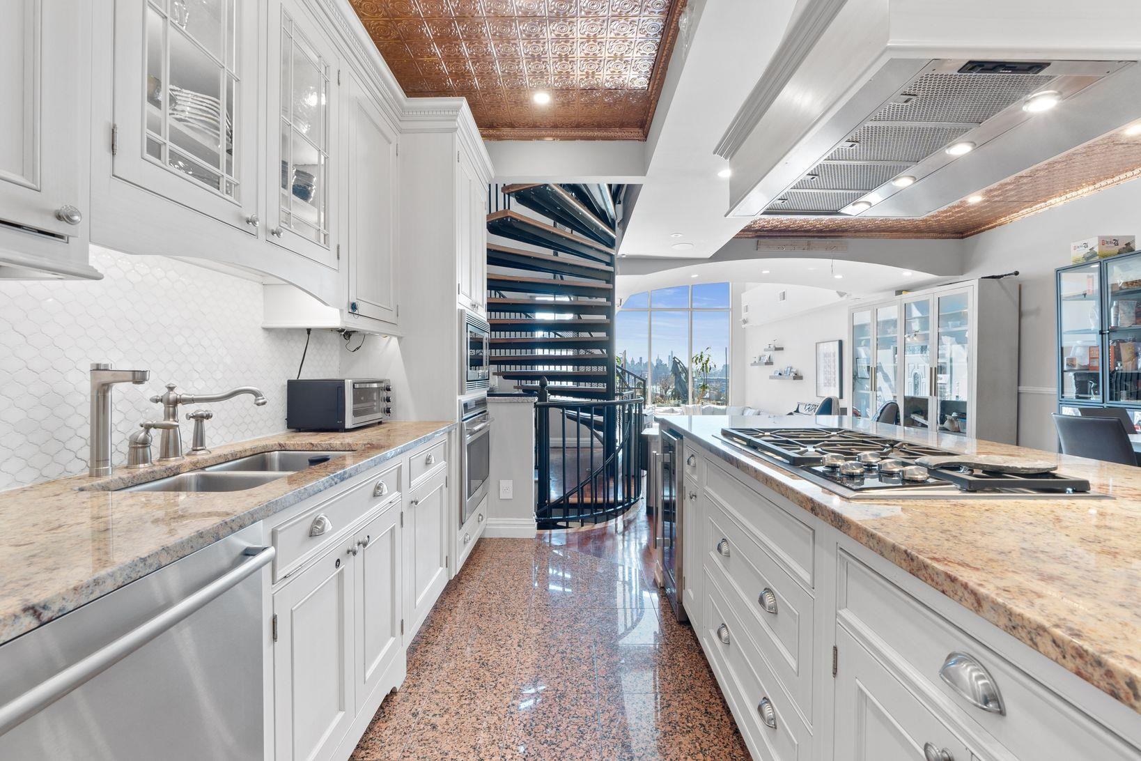 438 GREGORY AVE