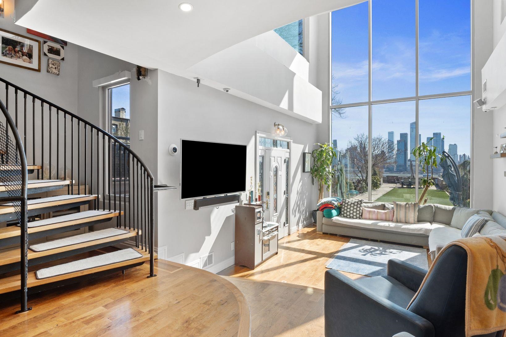 438 GREGORY AVE