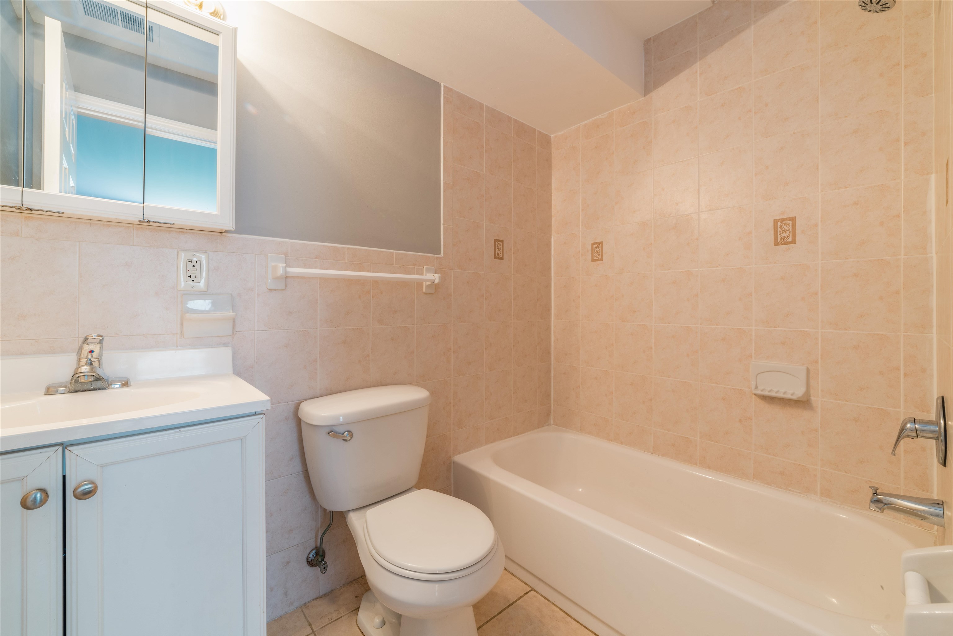 596 BRAMHALL AVE