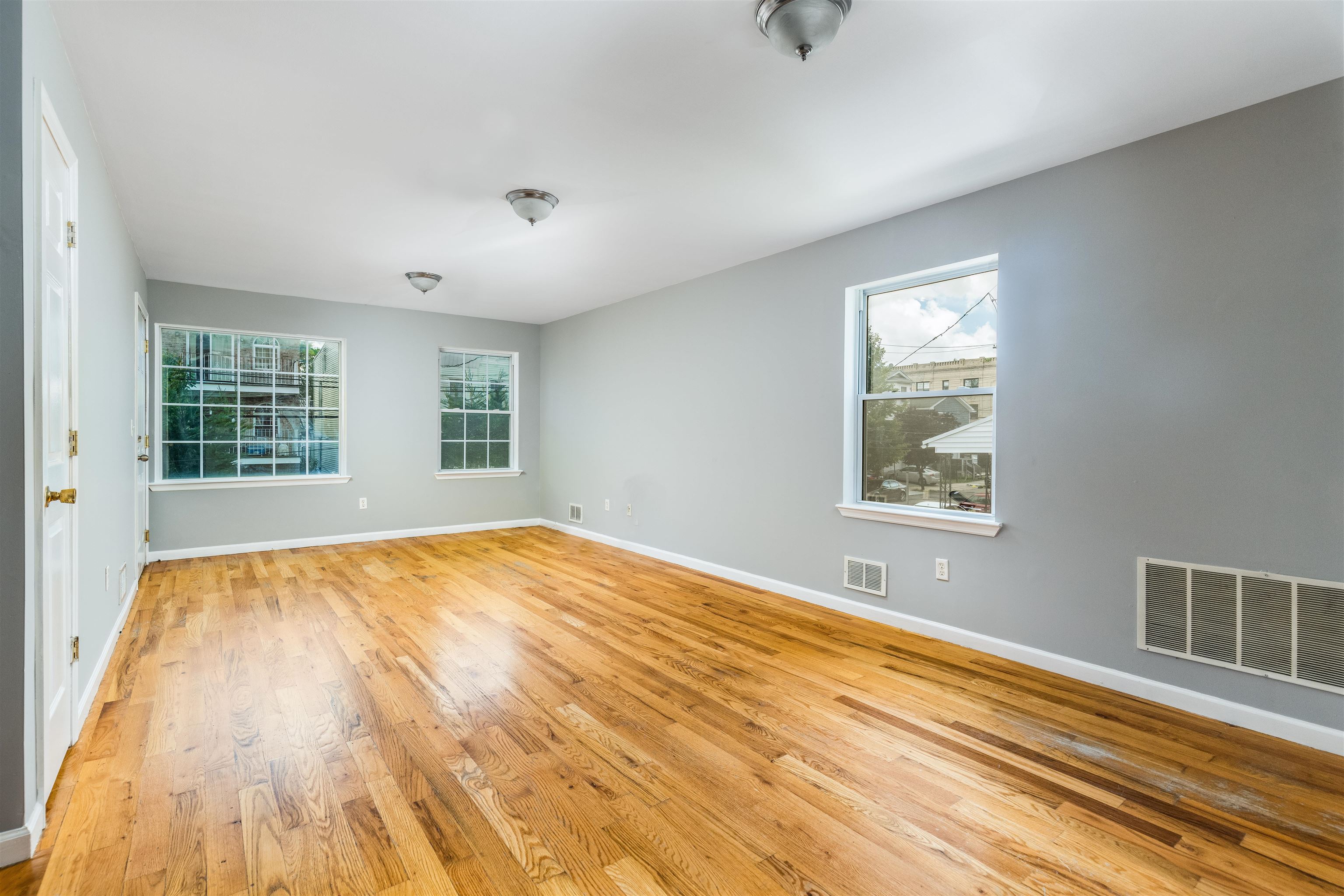 596 BRAMHALL AVE