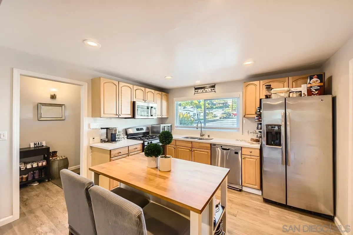 9477 Ronnie Ct
