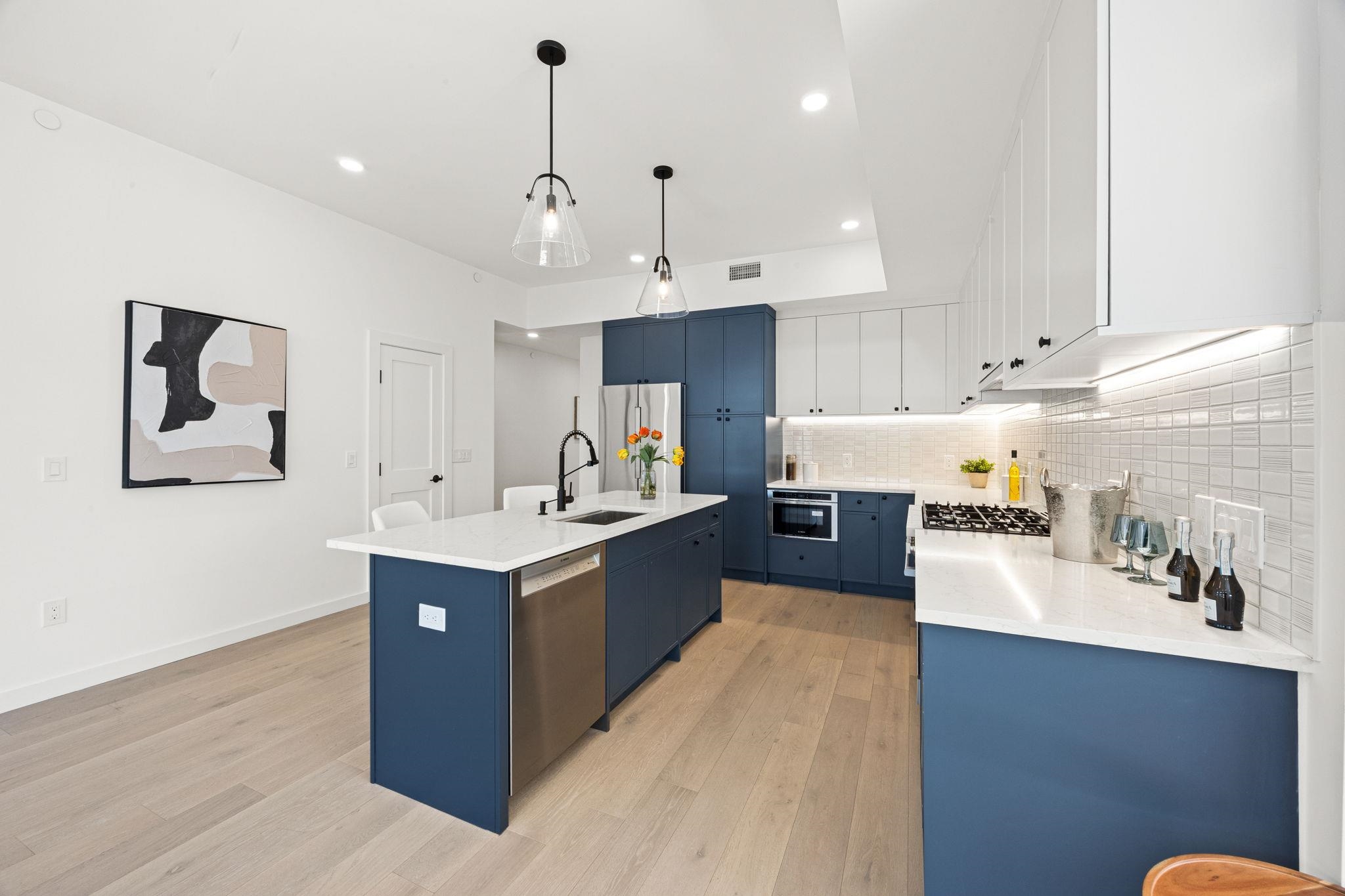 425 3RD ST Unit: 402