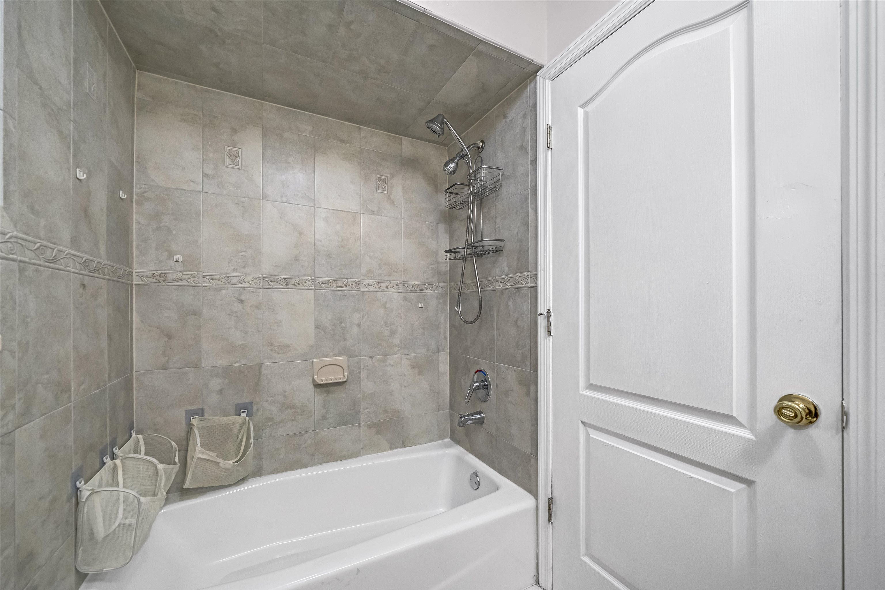 3 MONTROSE AVE Unit: 1
