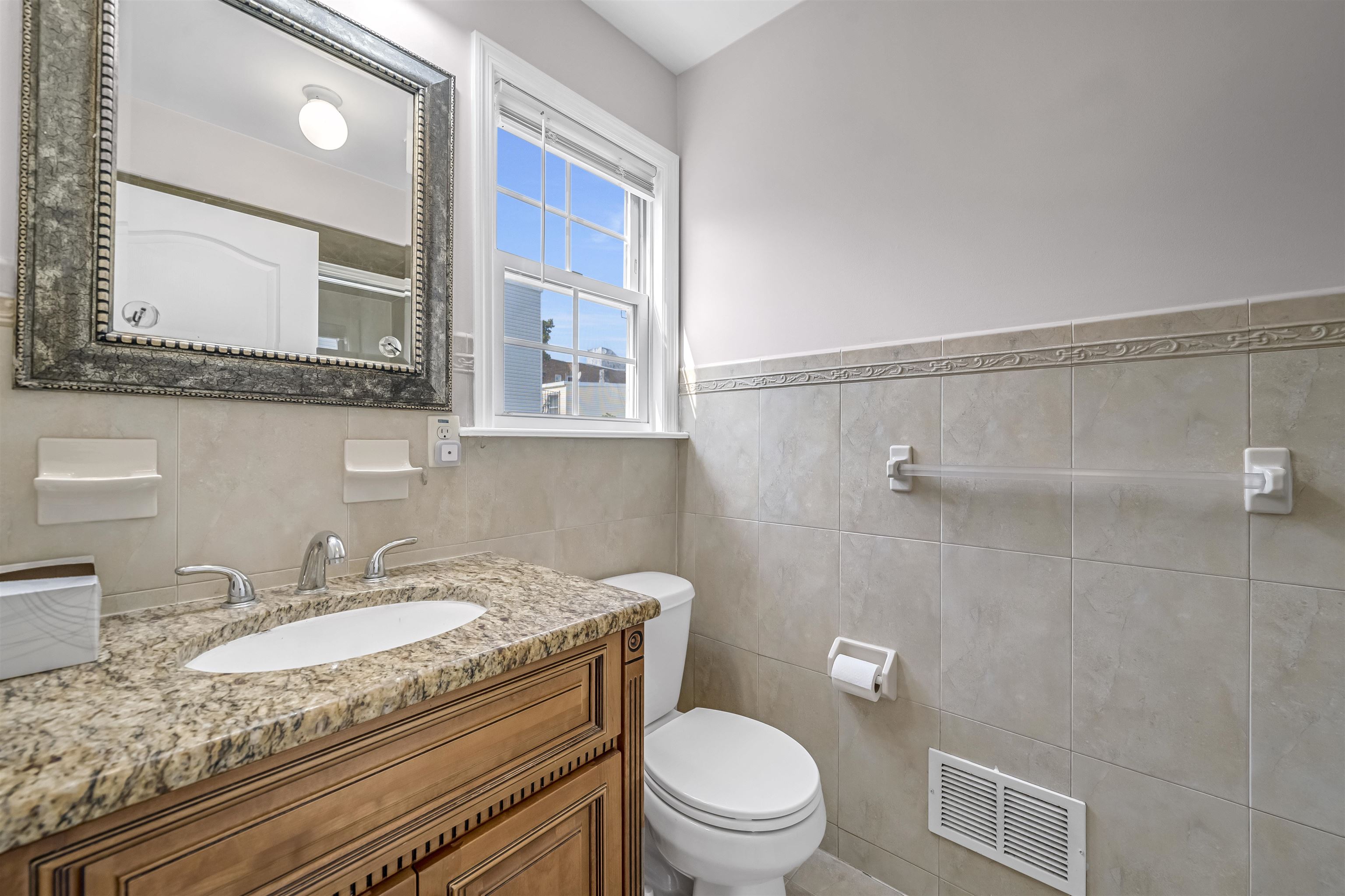 3 MONTROSE AVE Unit: 1