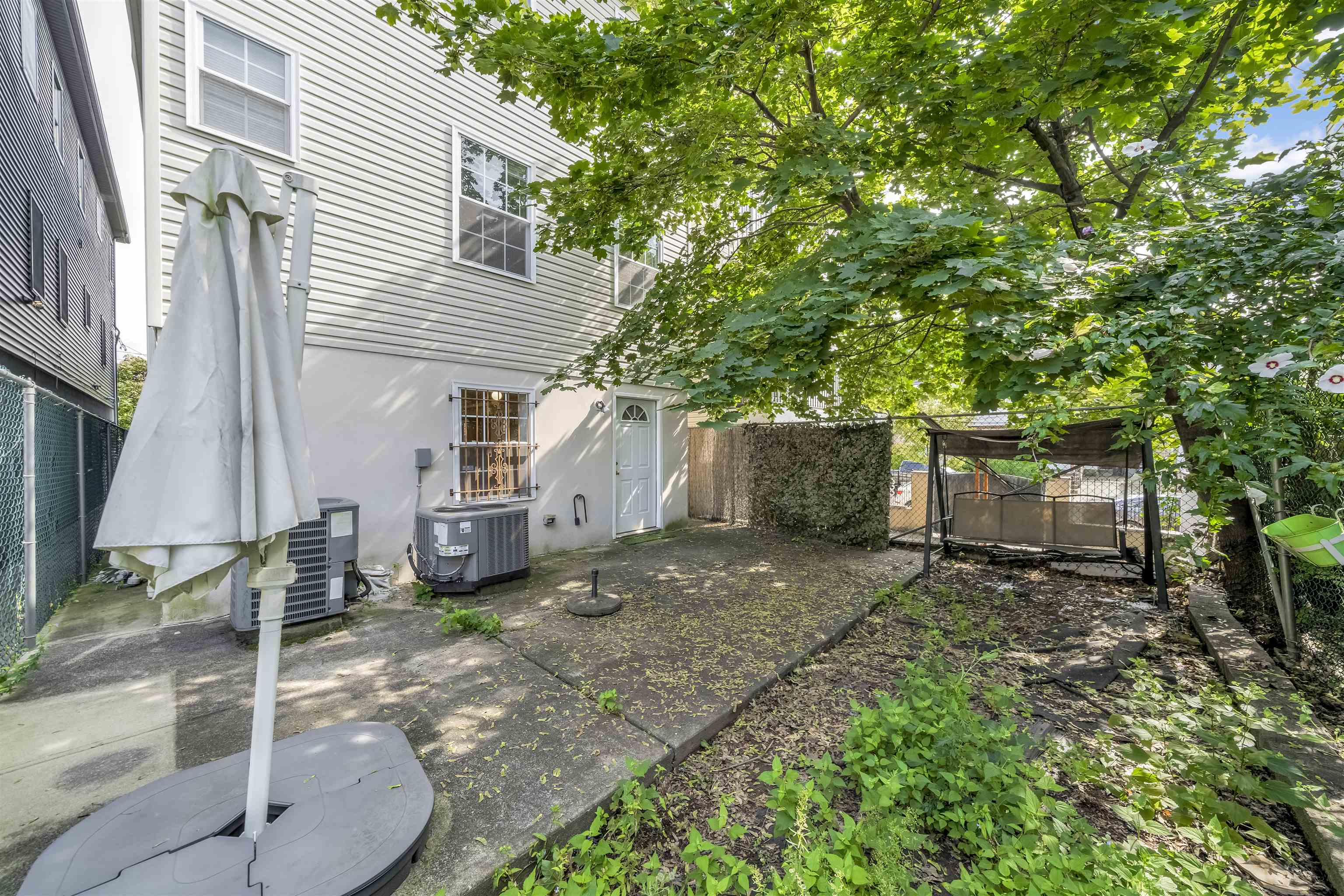 3 MONTROSE AVE Unit: 1