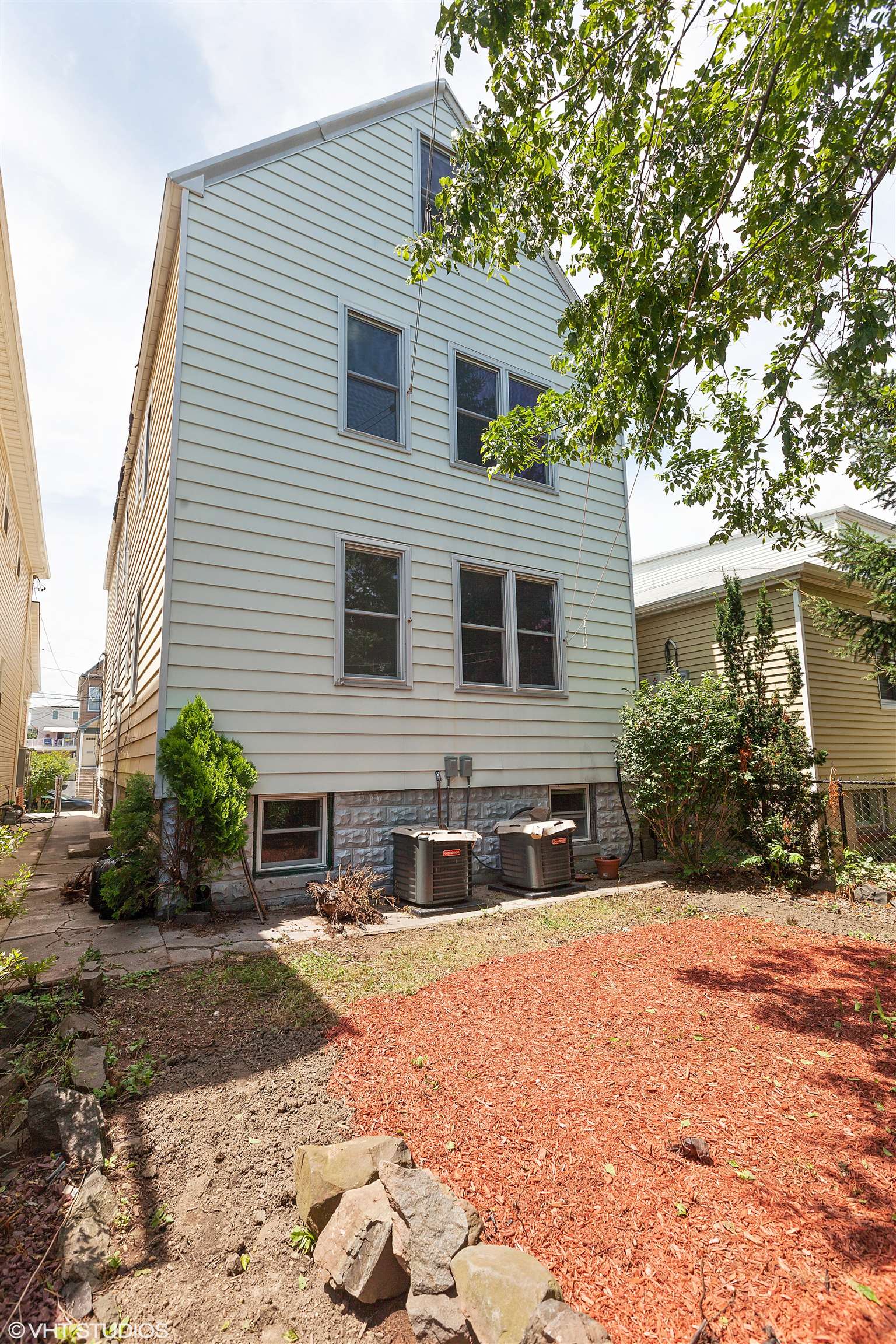 86 NEWMAN AVE Unit: 1