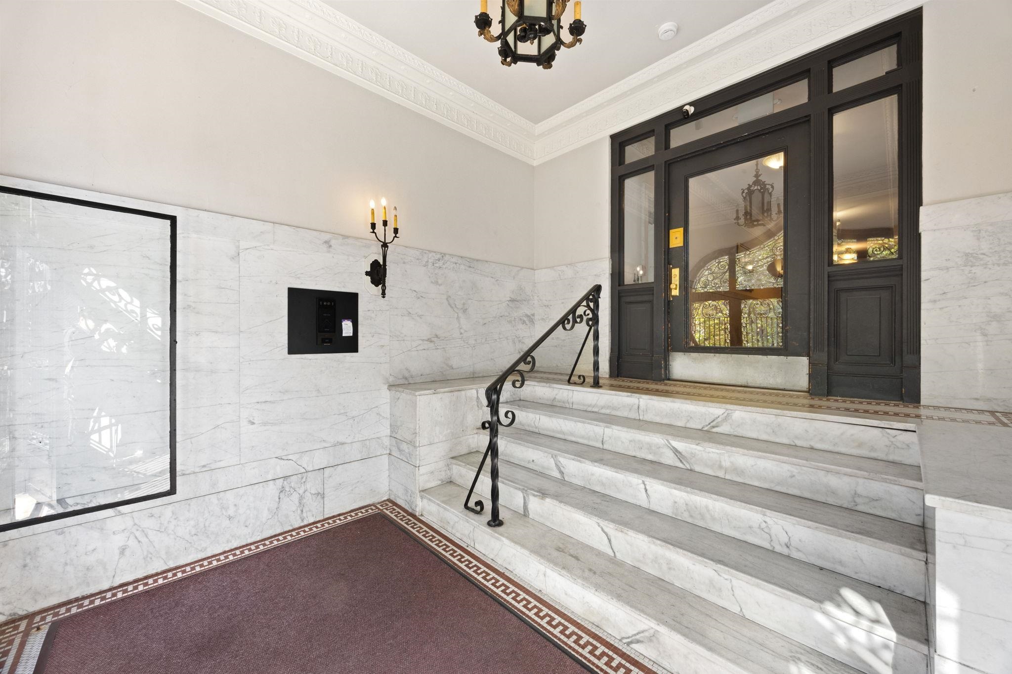 920 HUDSON ST Unit: 2B