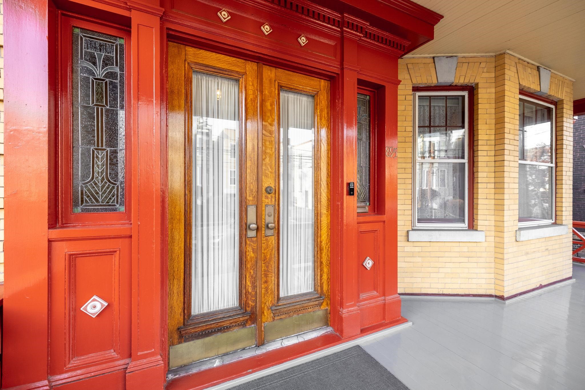 895 SUMMIT AVE