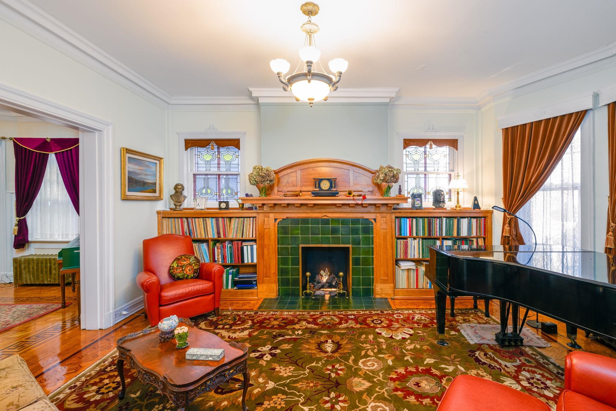 895 SUMMIT AVE