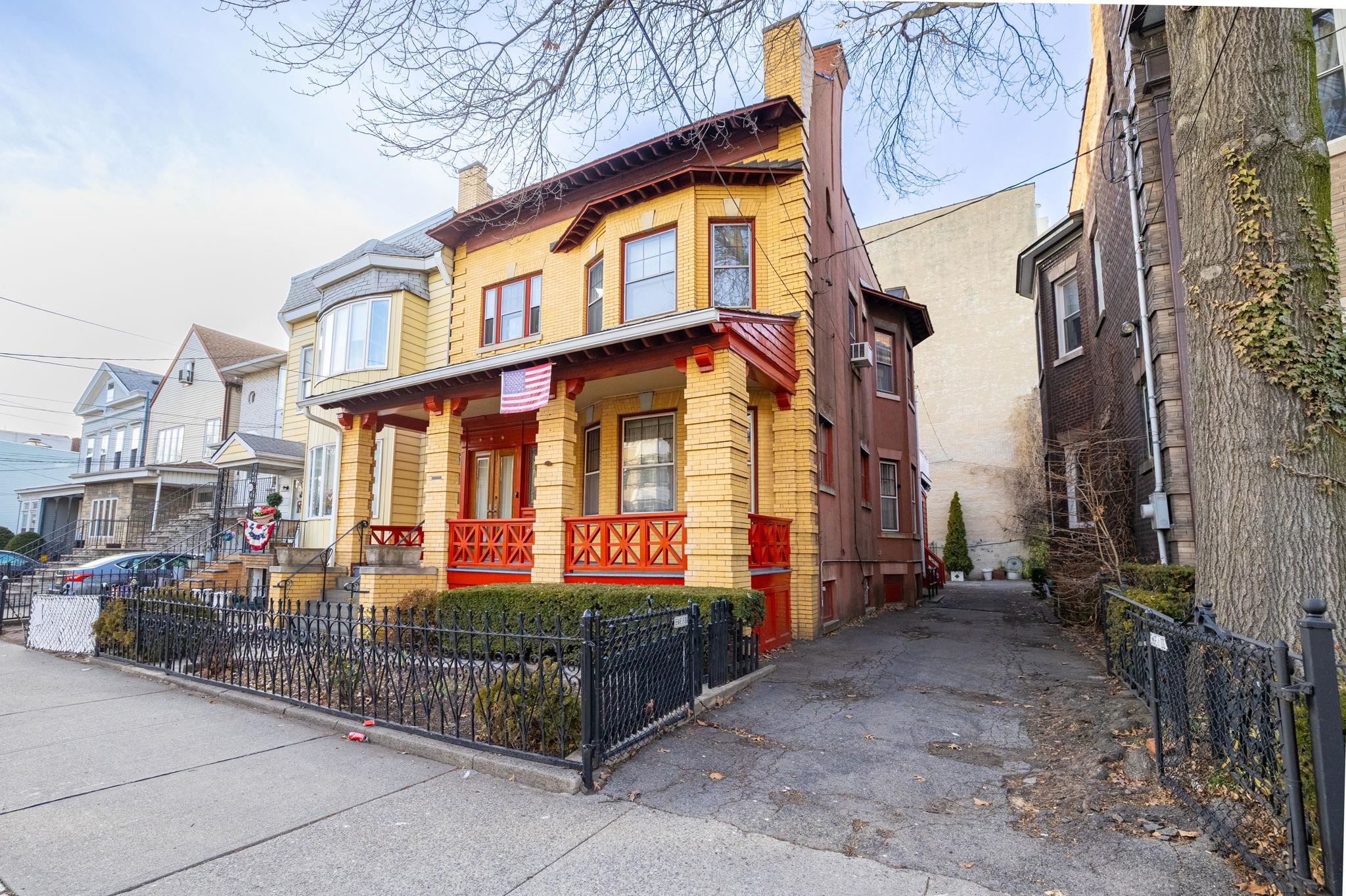 895 SUMMIT AVE