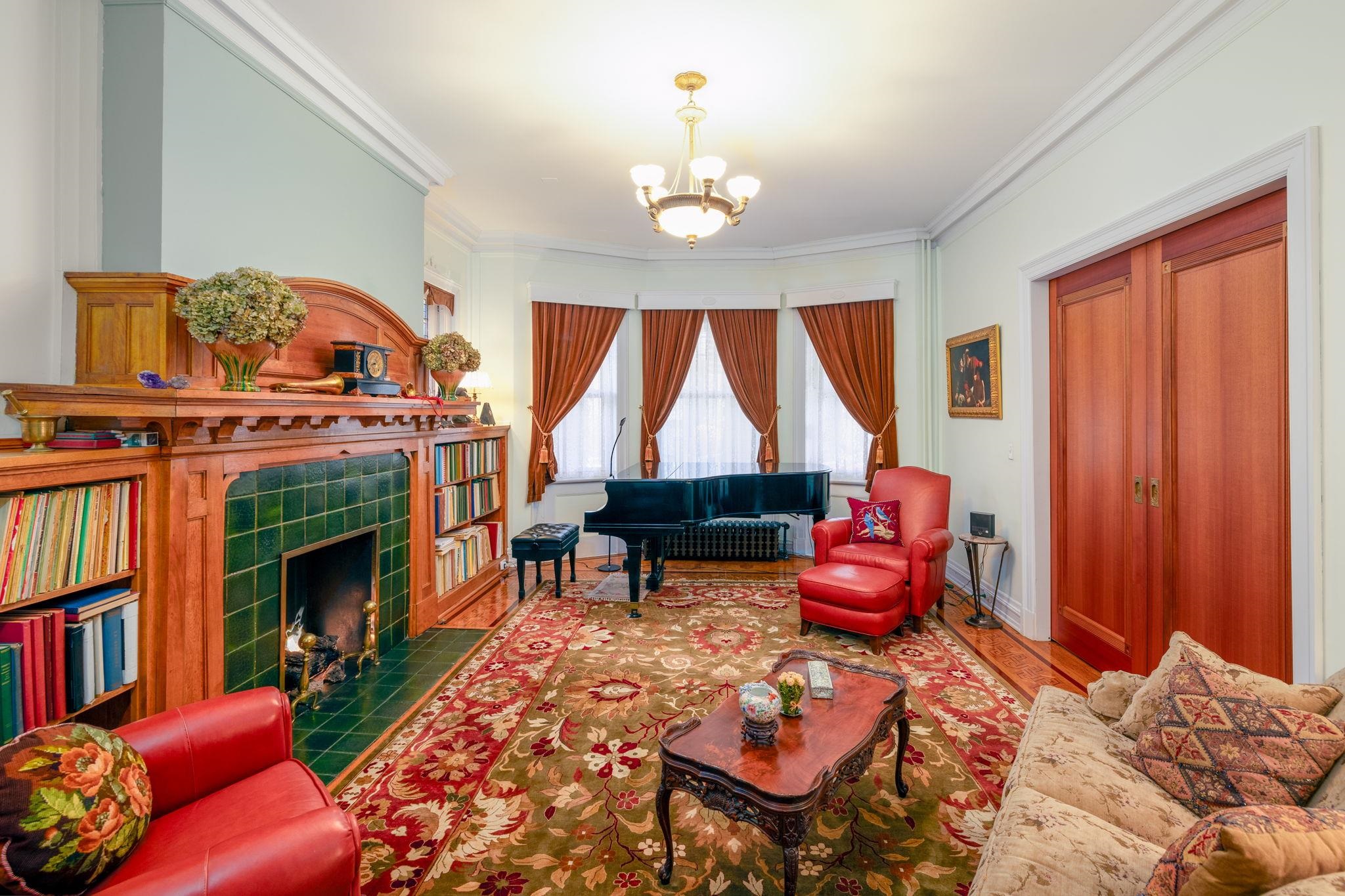 895 SUMMIT AVE