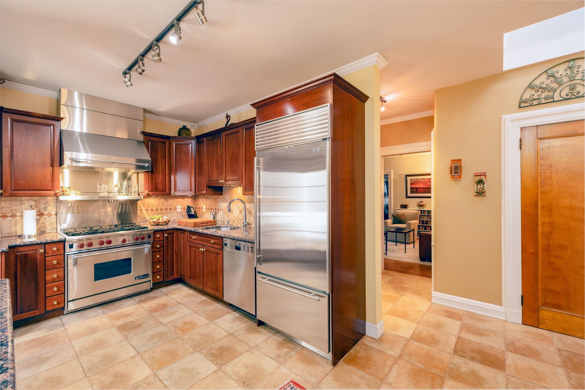 895 SUMMIT AVE