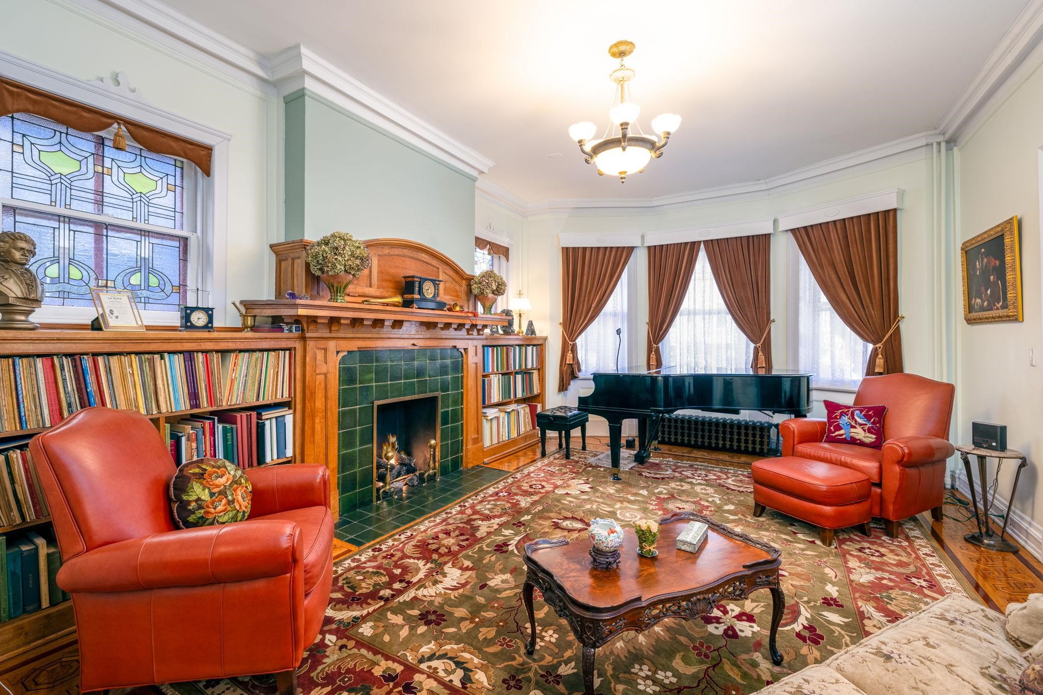 895 SUMMIT AVE