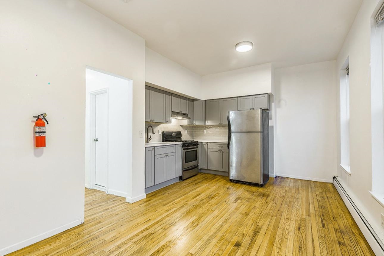14 MONTICELLO AVE