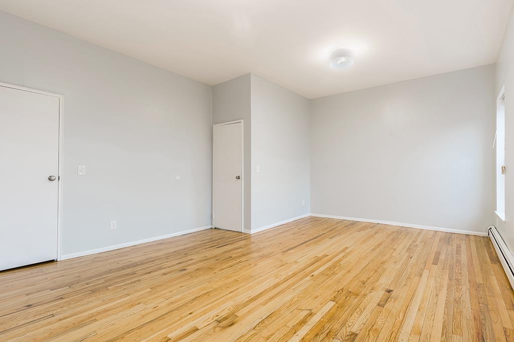 14 MONTICELLO AVE