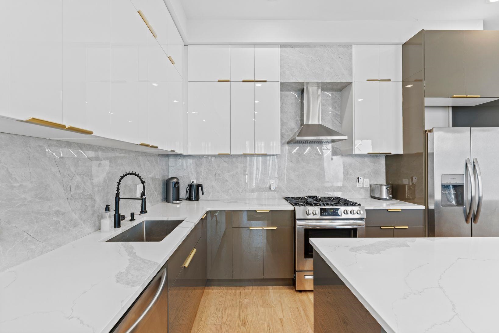 93 PEARSALL AVE Unit: 1-2