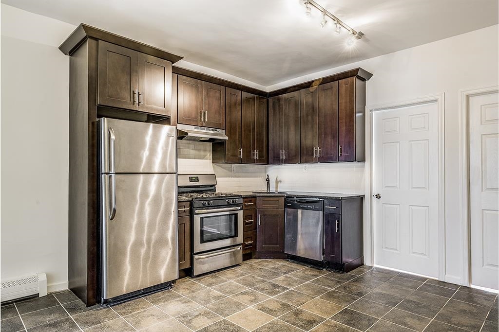 126 CHESTNUT AVE