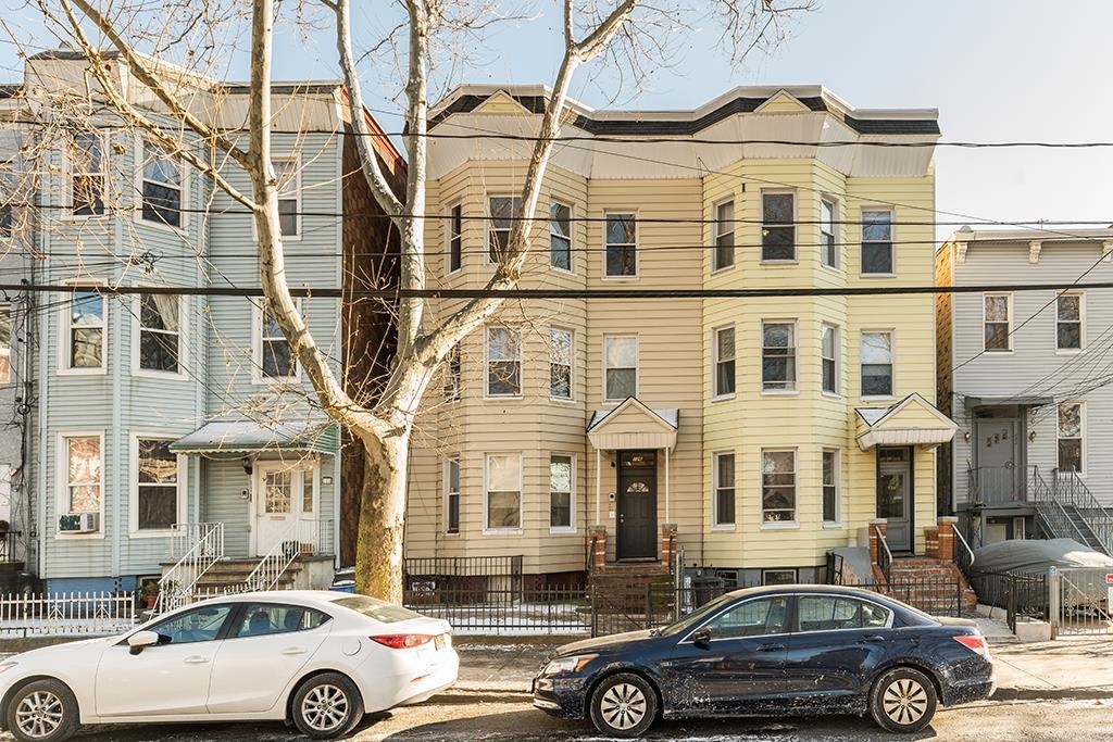 126 CHESTNUT AVE