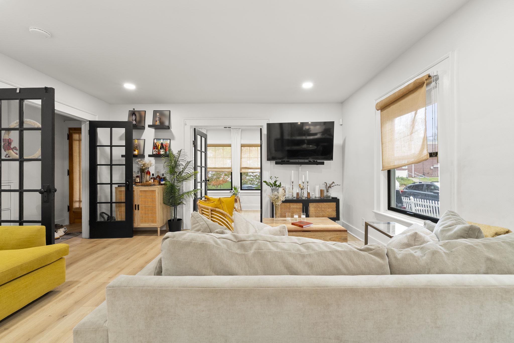 11 WEST GOUVENEUR AVE