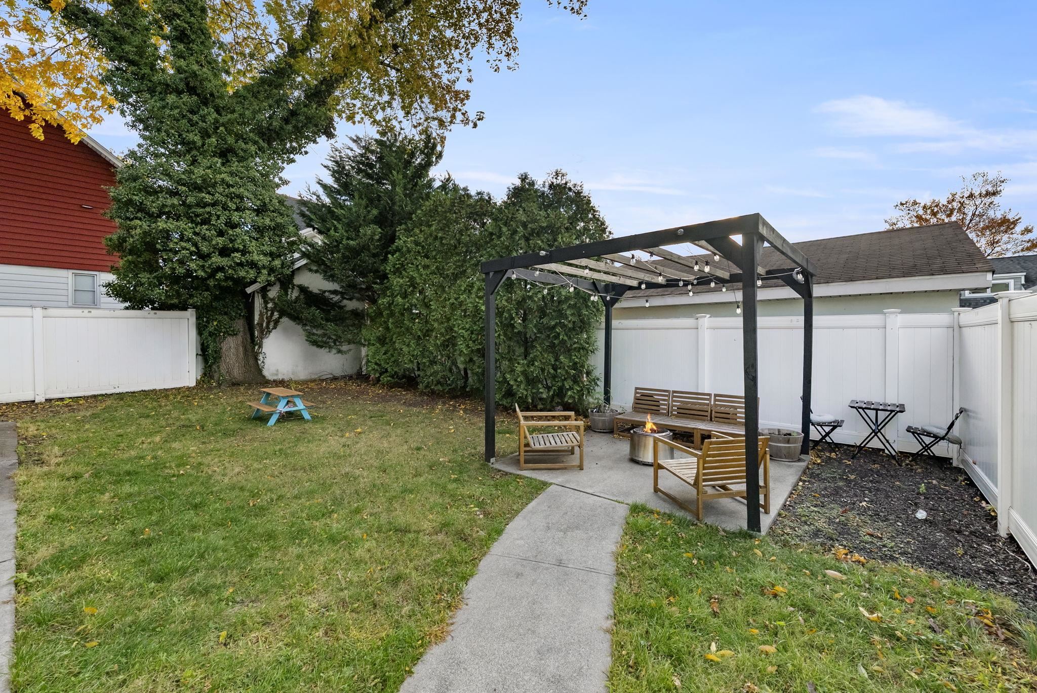 11 WEST GOUVENEUR AVE