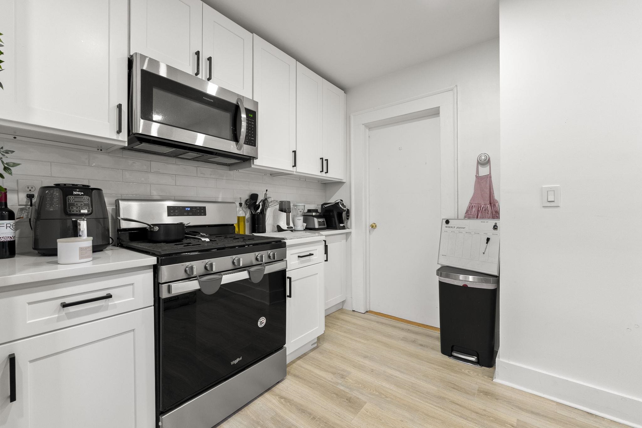 11 WEST GOUVENEUR AVE