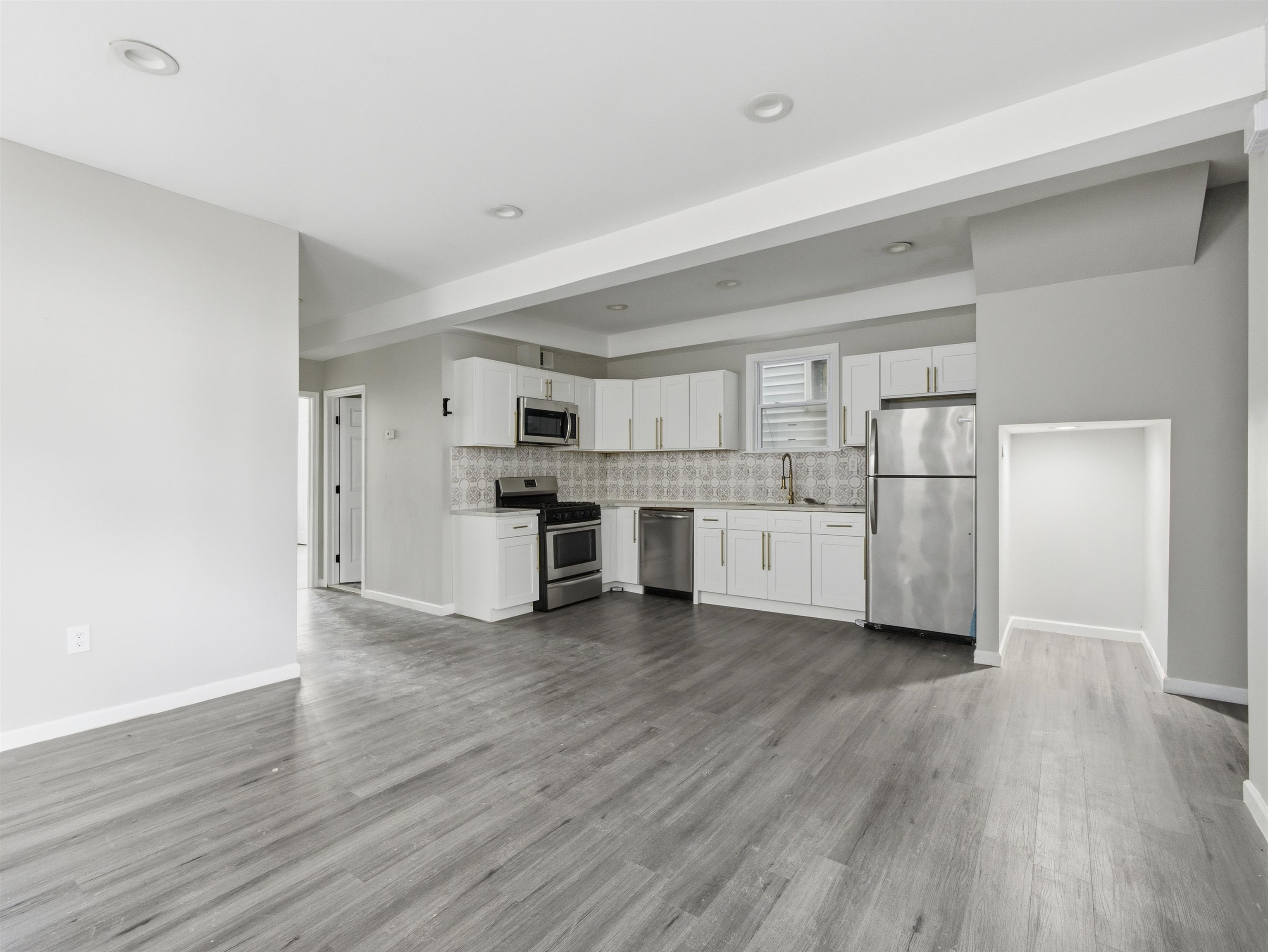 23 BAYVIEW AVE Unit: 1