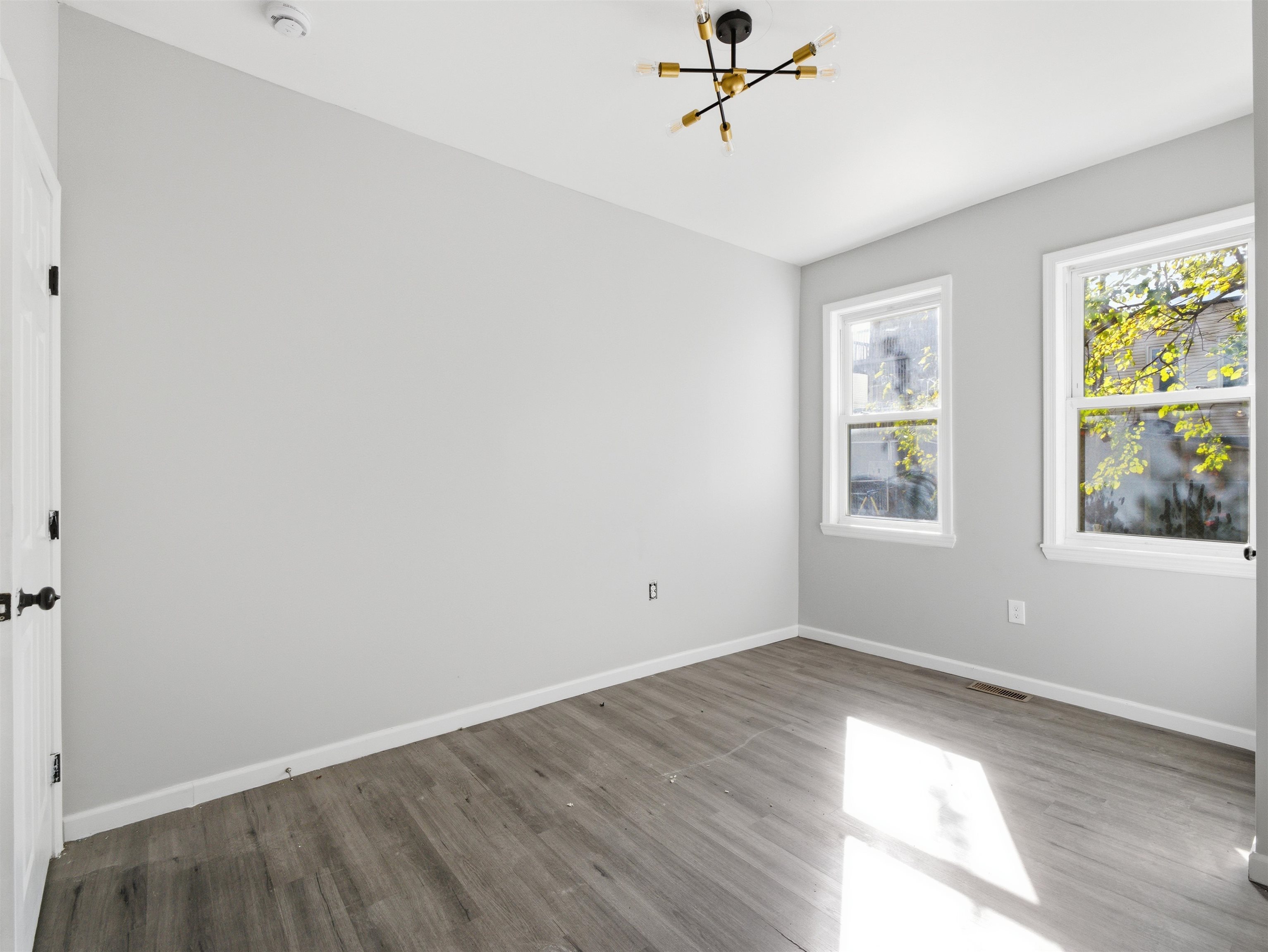 23 BAYVIEW AVE Unit: 1