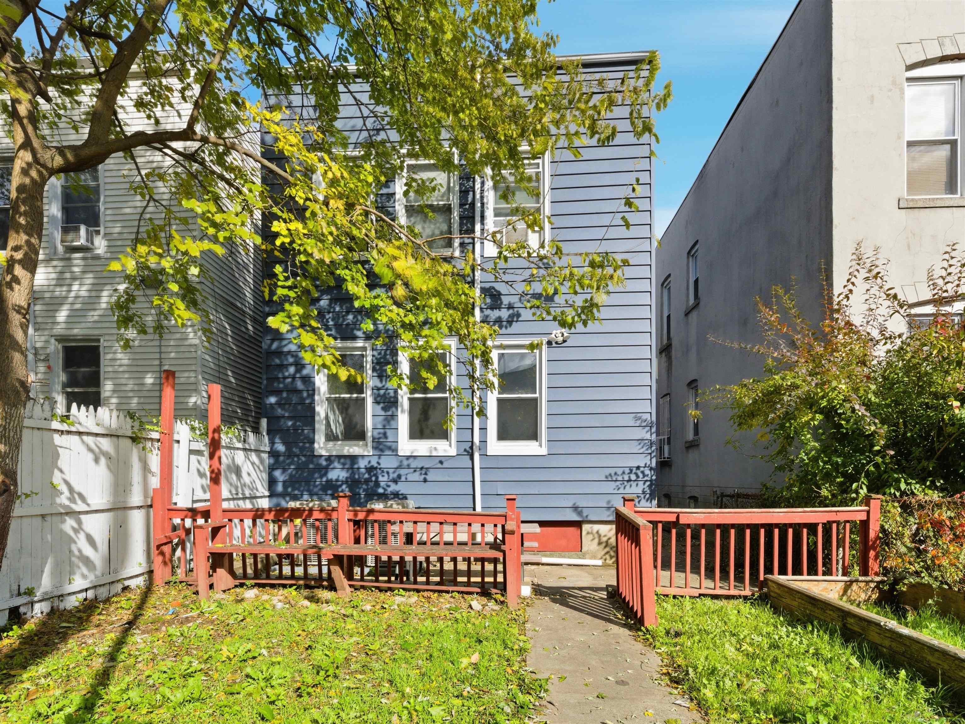 23 BAYVIEW AVE Unit: 1