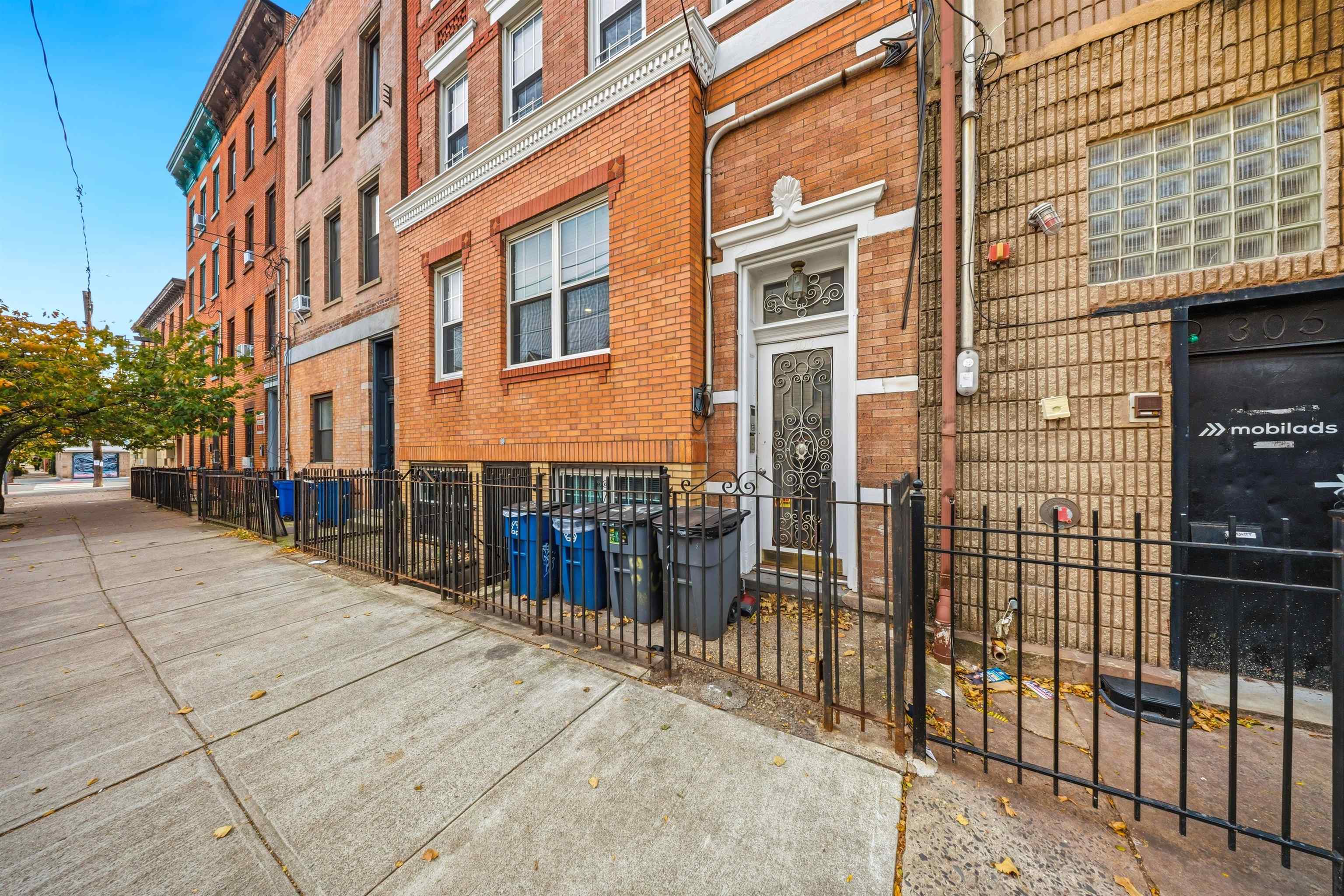 303 3RD ST Unit: 3