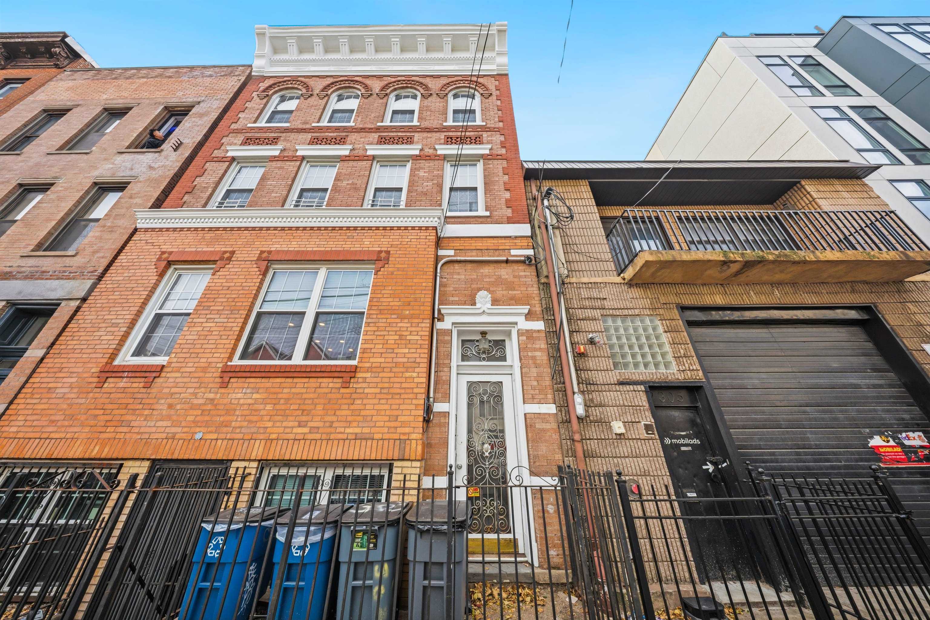 303 3RD ST Unit: 3