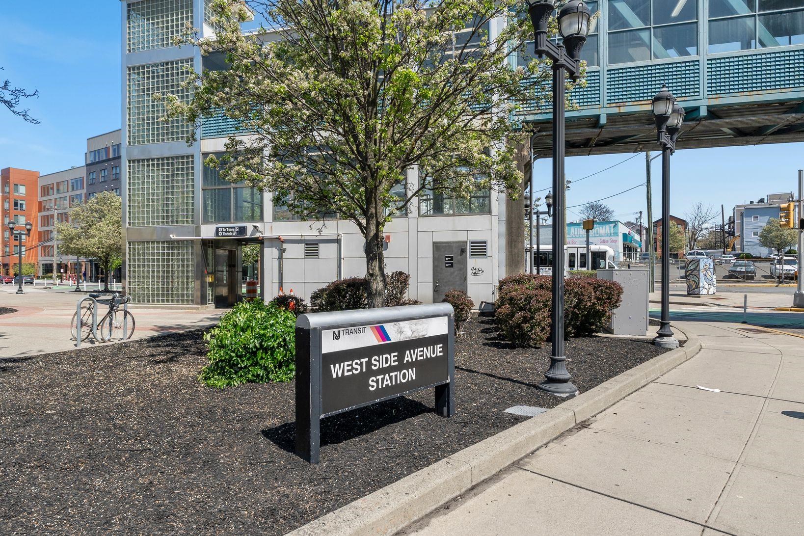 249 BERGEN AVE Unit: PH302