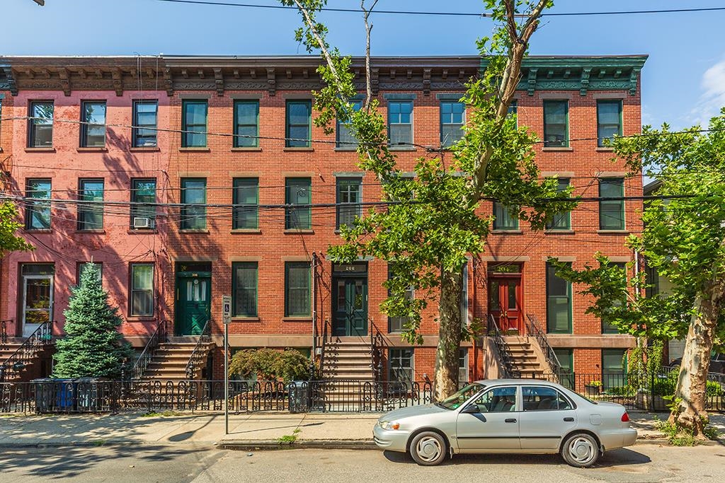 206 8TH ST