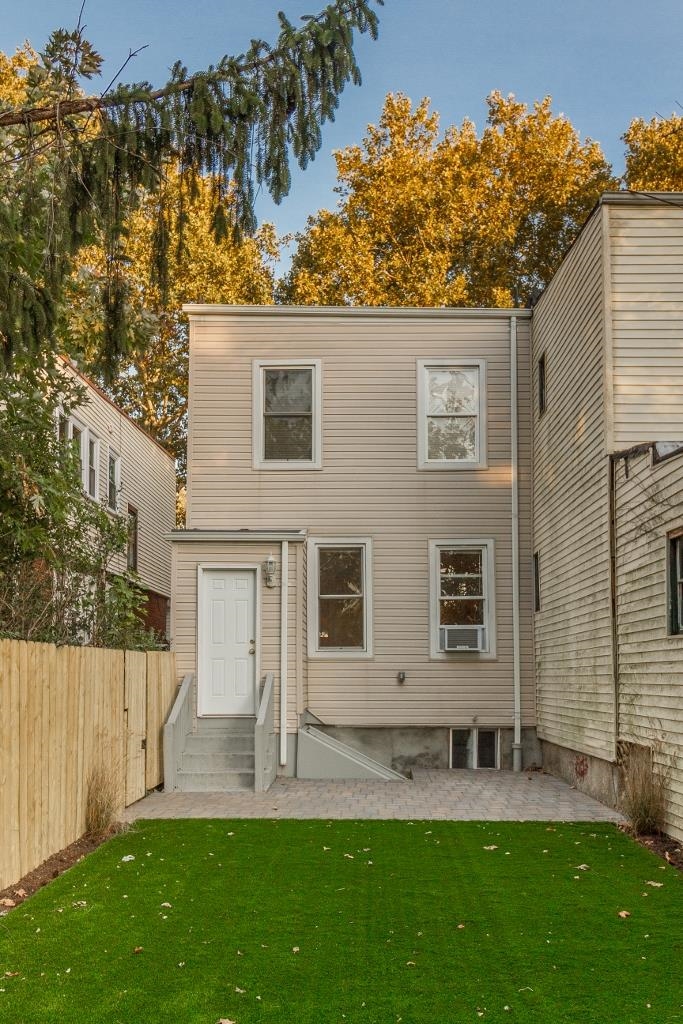 441 MALLORY AVE