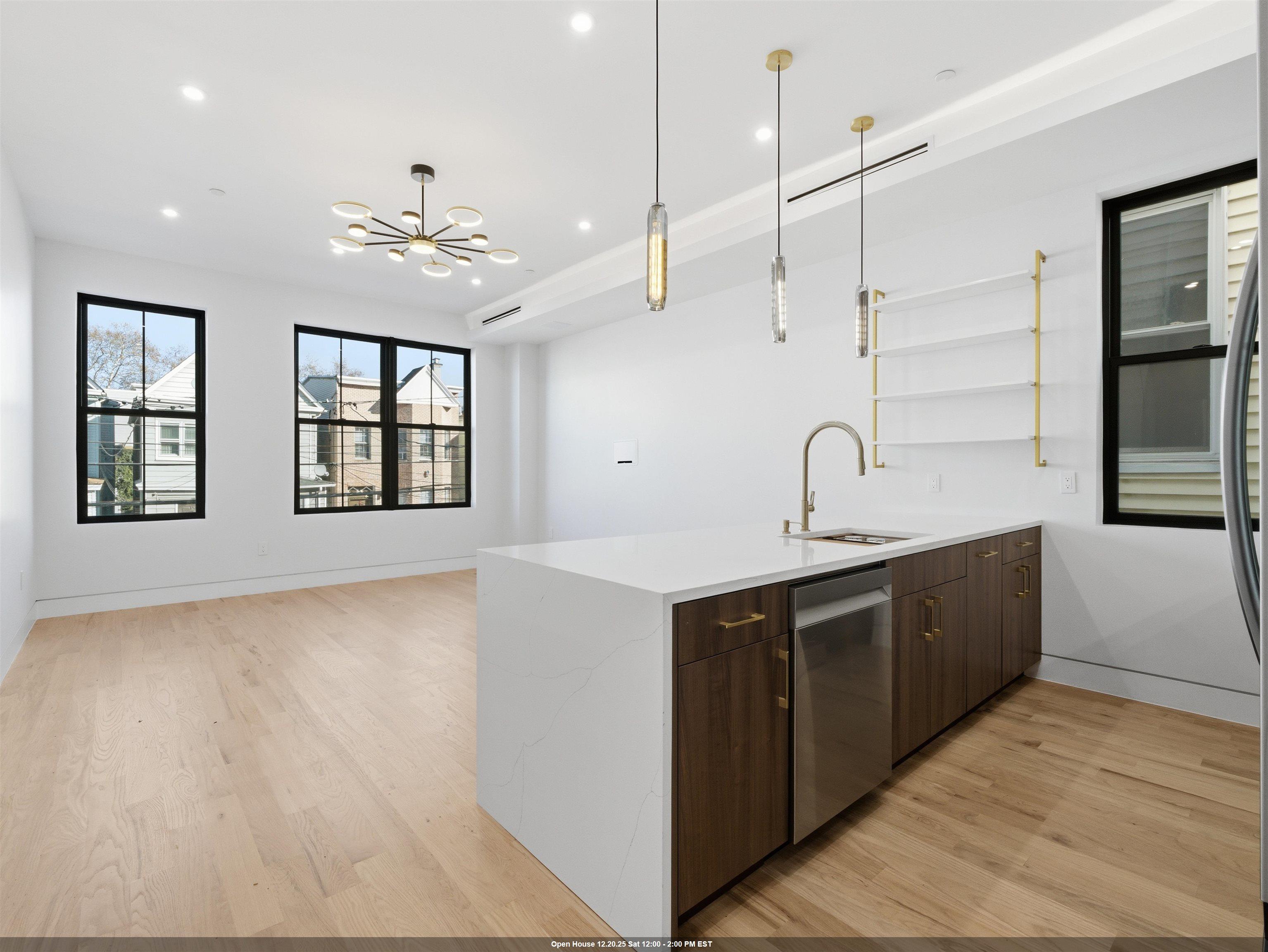 29 ARMSTRONG AVE Unit: 2L