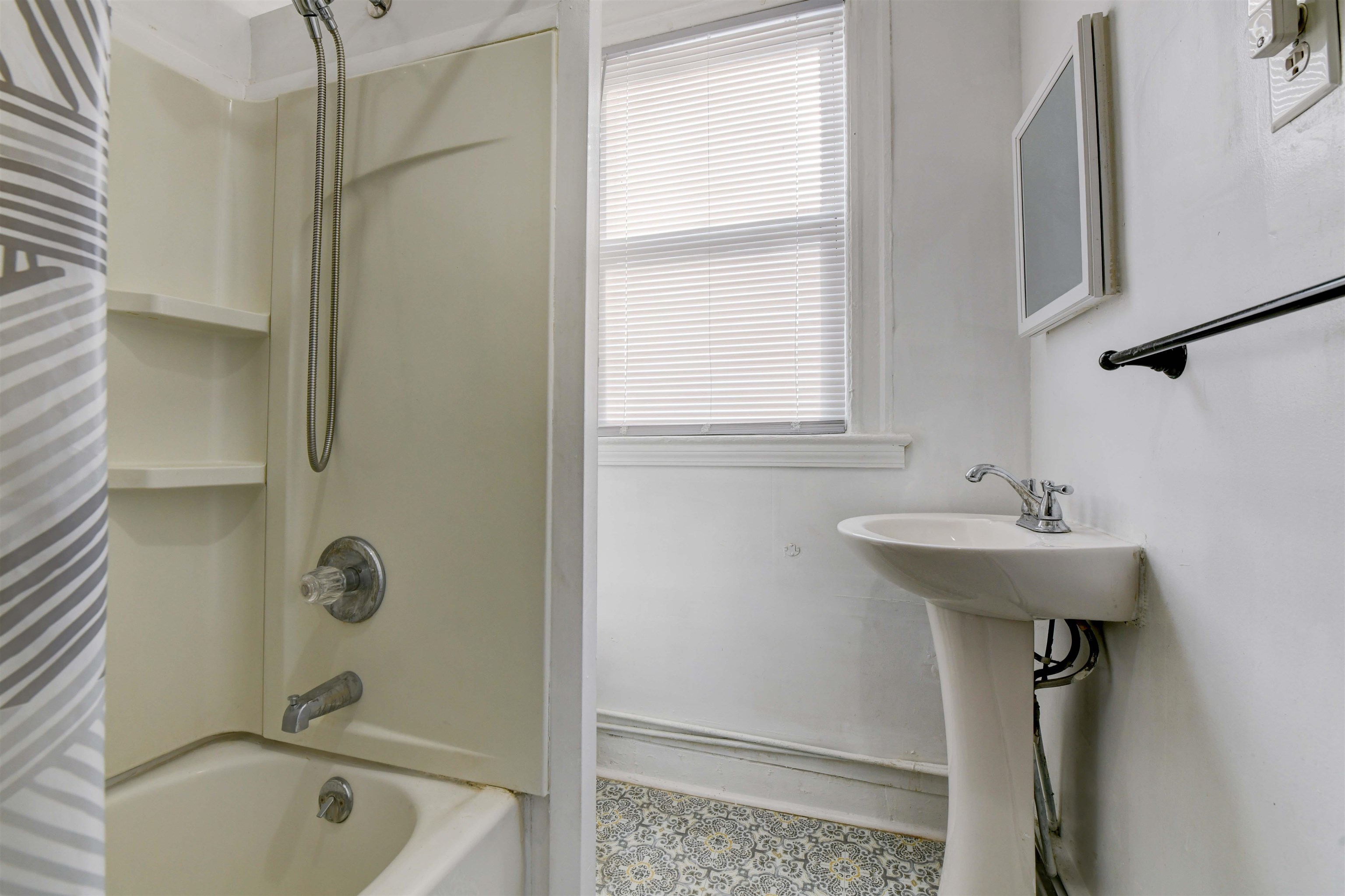 200 NUNDA AVE Unit: 1R