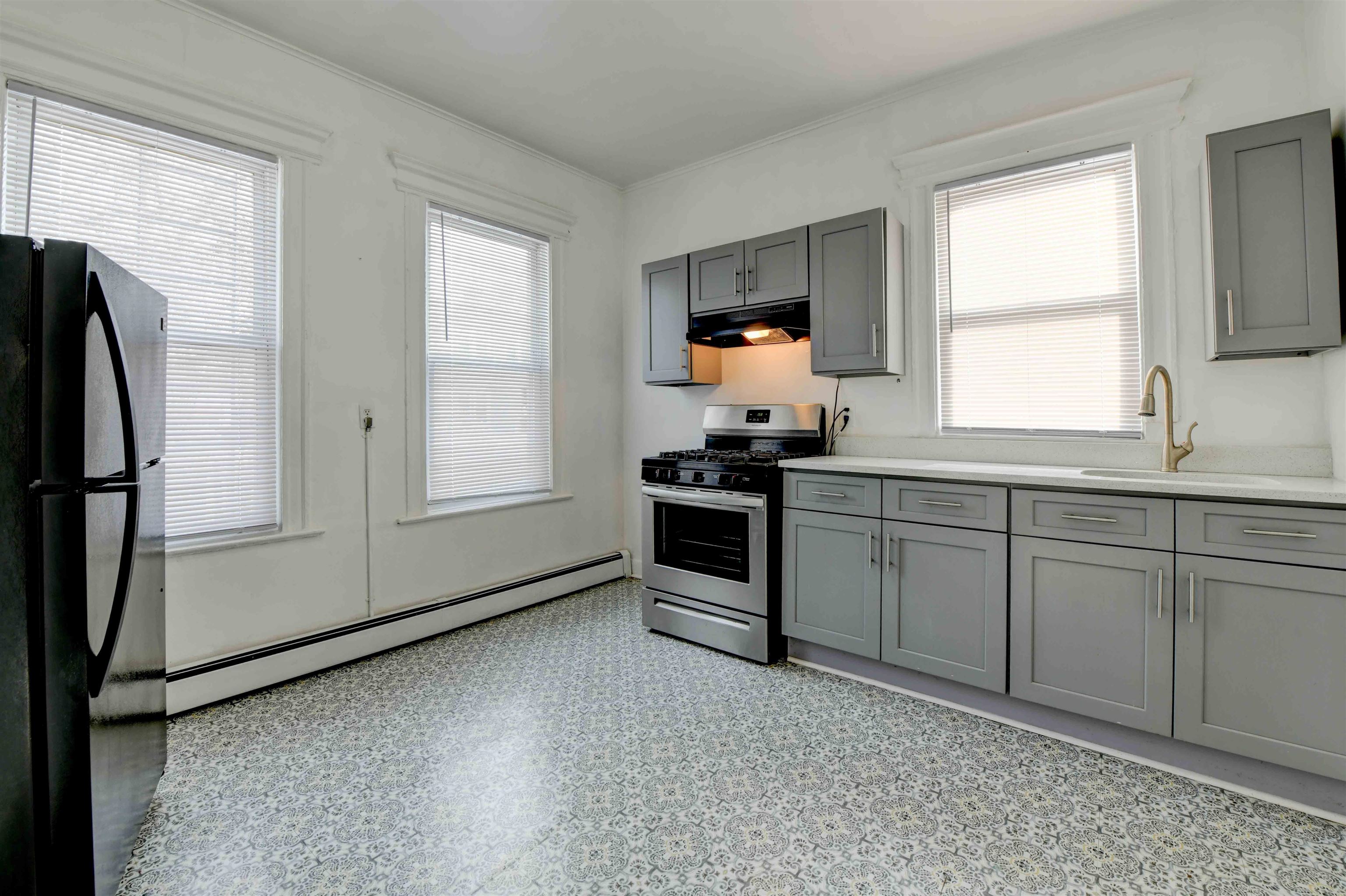 200 NUNDA AVE Unit: 1R